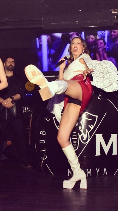Nilay Dorsa’dan kalça şov! Ünlü şarkıcı sahnede kalça dansı yaptığı anları sosyal medyada paylaşınca ortalık yıkıldı! 2