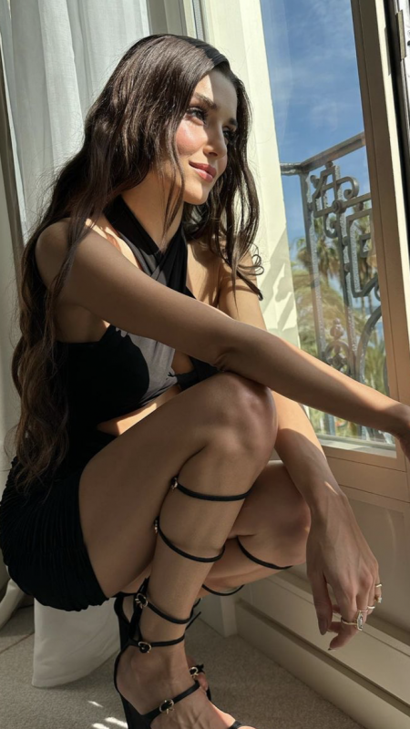Hande Erçel, Instagram'dan paylaştı, yürekleri hoplattı: Minili kıyafetiyle çömeldi... 5