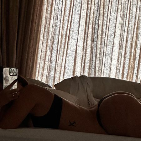 Icardi’nin karısı Wanda Nara kalçasını havaya dikip poz verince sosyal medya yıkıldı! Arjantinli güzelin kıvrımlı vücuduna yüz binlerce beğeni geldi 1