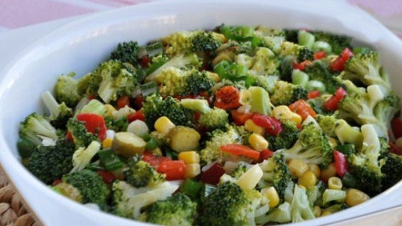 Bu enfes brokoli salatası ile sofralarınıza renk katın! Hem sağlıklı hem leziz 3
