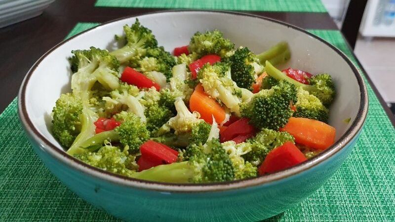 Bu enfes brokoli salatası ile sofralarınıza renk katın! Hem sağlıklı hem leziz 1