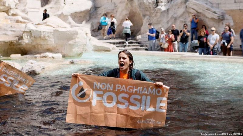 İklim aktivistleri Roma'yı siyaha boyadı! 2