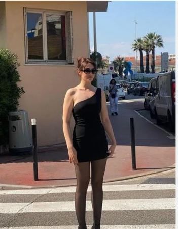 Esra Bilgiç mini dekolte elbisesi ile Fransa sokaklarının tozunu attırdı! Buralar alev alev! 2