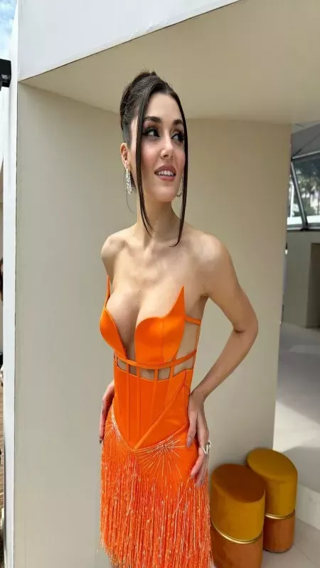 Cannes'i sallayan Hande Erçel'in giydiği kıyafetin fiyatı dudak uçuklattı! 2