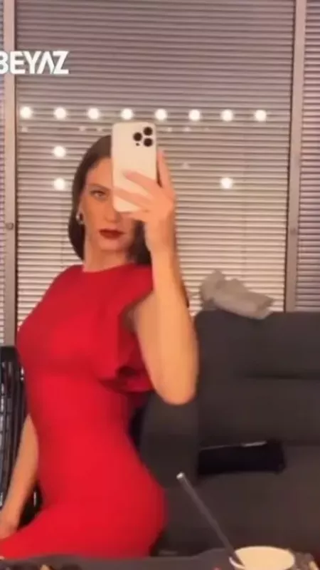 Hadise'nin göğüslerinden sonra Serenay Sarıkaya'nın kalçası gündem oldu: Fotoğrafı sosyal medyayı salladı 3