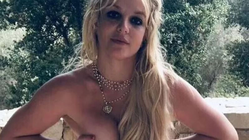 Britney olay pozlarına devam ediyor! Bu kez tanga bikinisi ile sosyal medyayı salladı... 1