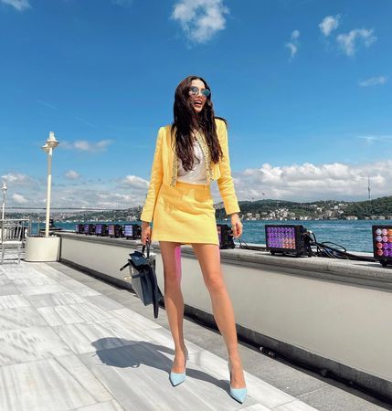 Model Özge Ulusoy mini etekle adeta bacak şovu yaptı! Sarı ceket ve mini etek seçimine hayranlarından beğeni yağdı 2