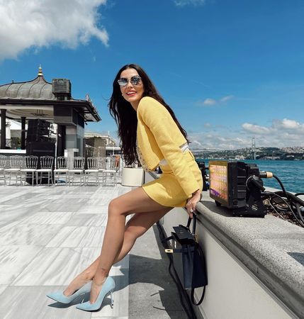 Model Özge Ulusoy mini etekle adeta bacak şovu yaptı! Sarı ceket ve mini etek seçimine hayranlarından beğeni yağdı 1