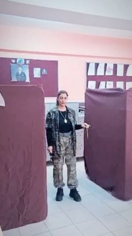 'Fakirler gelmesin' açıklaması ile gündem olan Tuğba Ekinci kamuflaj desenli kıyafeti ile oy verdi! Sosyal medyadan paylaştı... 1