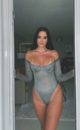 Hırvat model Ivana Knoll balkonda yarı çıplak paylaşım yaptı, sosyal medya yıkıldı! Göğüs dekolteli pozlarıyla ABD’den ayrılacağını duyurunca hayranları uslu durmadı 2