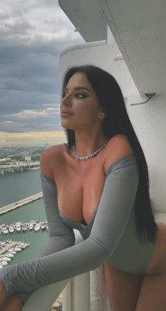 Hırvat model Ivana Knoll balkonda yarı çıplak paylaşım yaptı, sosyal medya yıkıldı! Göğüs dekolteli pozlarıyla ABD’den ayrılacağını duyurunca hayranları uslu durmadı 1