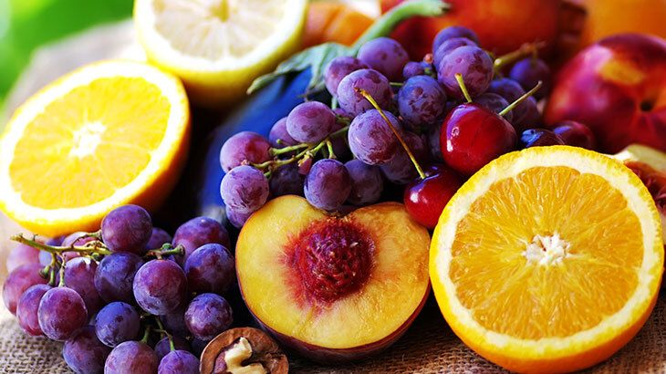 Yaz aylarının vazgeçilmezi olan meyve tüketiminde dikkat edilmesi gerekenler! Hangi meyvenin için hangi vitamin var? 2