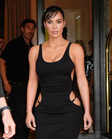 Kim Kardashian göğüs ve bel dekolteli elbisesiyle nefes kesti! Sosyetik güzelin cesur pozları sosyal medyada çok konuşuldu 3