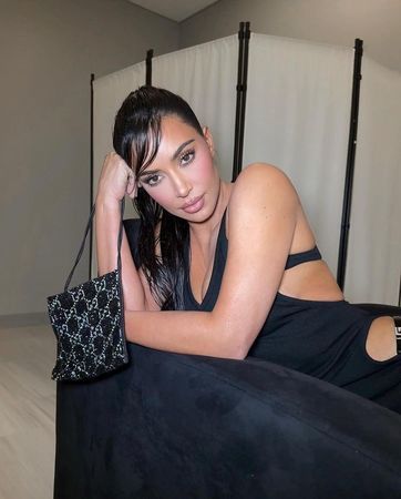 Kim Kardashian göğüs ve bel dekolteli elbisesiyle nefes kesti! Sosyetik güzelin cesur pozları sosyal medyada çok konuşuldu 1