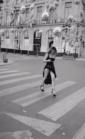 Selen Görgüzel yırtmaçlı elbisesiyle Paris sokaklarında! Güzel şarkıcının göğüs dekoltesi hayranlarının aklını başından aldı 3