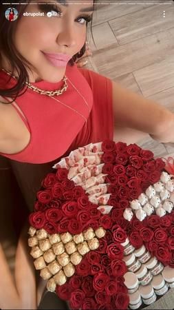 Şarkıcı Ebru Polat, isyan etti: “Bana uyduruk çiçekler göndermeyin!” 2