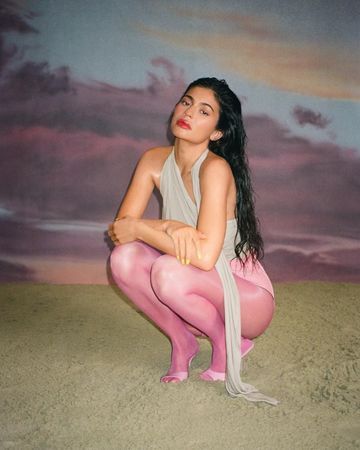 Sosyetik güzel Kylie Jenner pembe külotlu çorabıyla hayranlarının karşısına çıktı! Güzel fenomenin cesur pozlarına beğeni yağdı 2