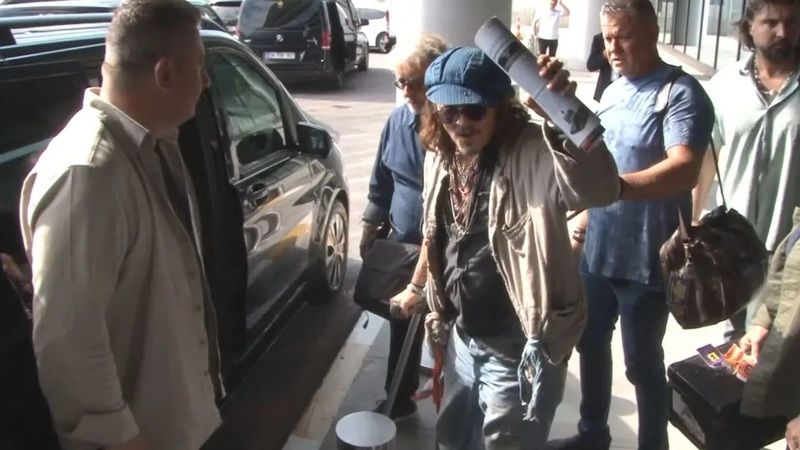 Johnny Depp hayranlarını korkuttu! Ünlü aktör İstanbul’a koltuk değneği ile geldi! 2