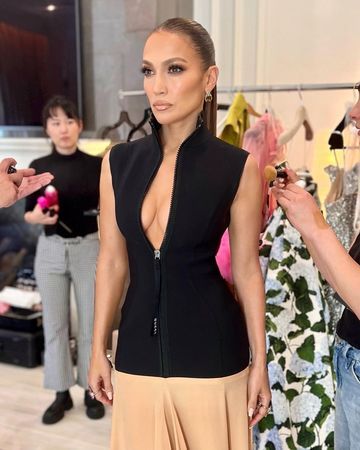 53’lük Jennifer Lopez’in derin göğüs dekoltesi yürek hoplattı! Elbisesinin fermuarını çok açınca poz verirken zor anlar yaşadı 3