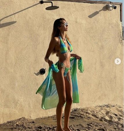 Türkiye güzeli Şevval Şahin ufacık bikinisiyle adeta fizik şovu yaptı! Genç model muhteşem formuyla hayranlarından tam not aldı 2