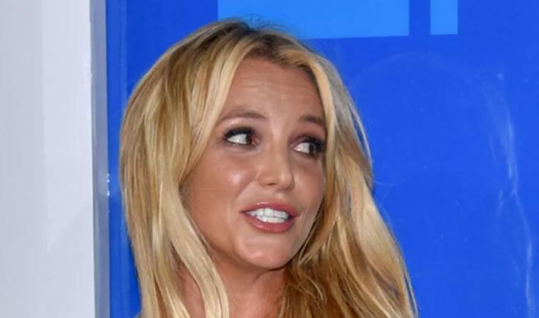 Ünlü şarkıcı herkesin gözü önünde tokat yedi! Gözü dönen Britney Spears bakın ne yaptı? 3