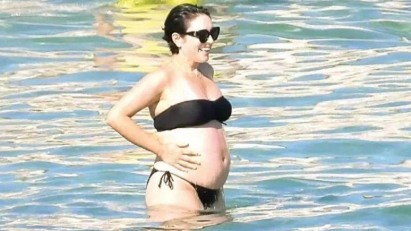 Ezgi Mola’dan doğum öncesi deniz sefası! Güzel oyuncunun hamilelik pozları sosyal medyayı salladı 3