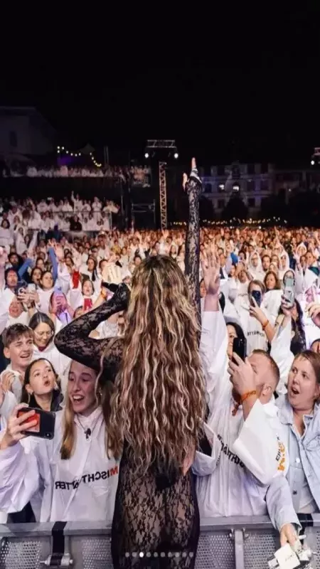 Rita Ora Zürih'te sahneye çıktı: Transparan kıyafetiyle ortalığı alev alev yaktı! Konser sırasında öyle bir şey yaptı ki… 3