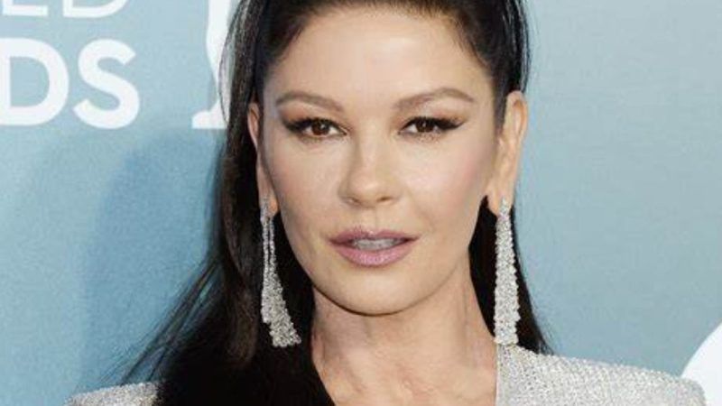 Ünlü oyuncu Catherine Zeta Jones açıkladı: Bembeyaz dişler için bunu yapıyormuş! Çilekle karıştırınca… 1