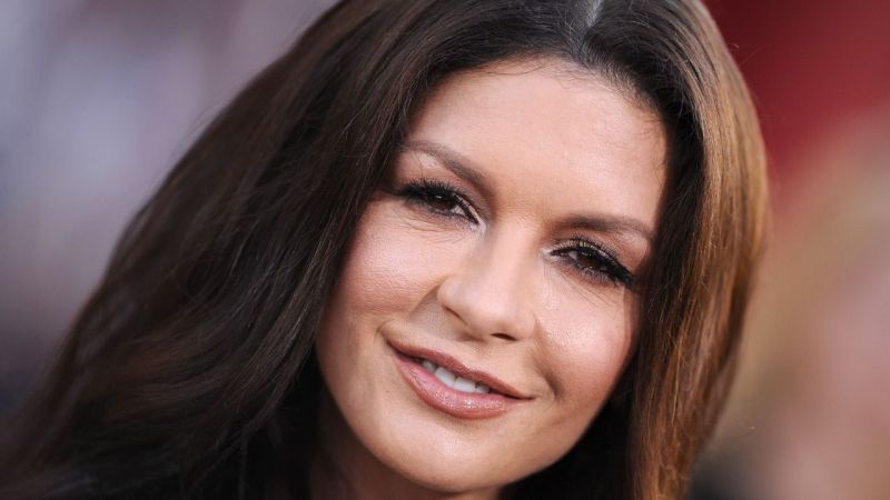 Ünlü oyuncu Catherine Zeta Jones açıkladı: Bembeyaz dişler için bunu yapıyormuş! Çilekle karıştırınca… 2