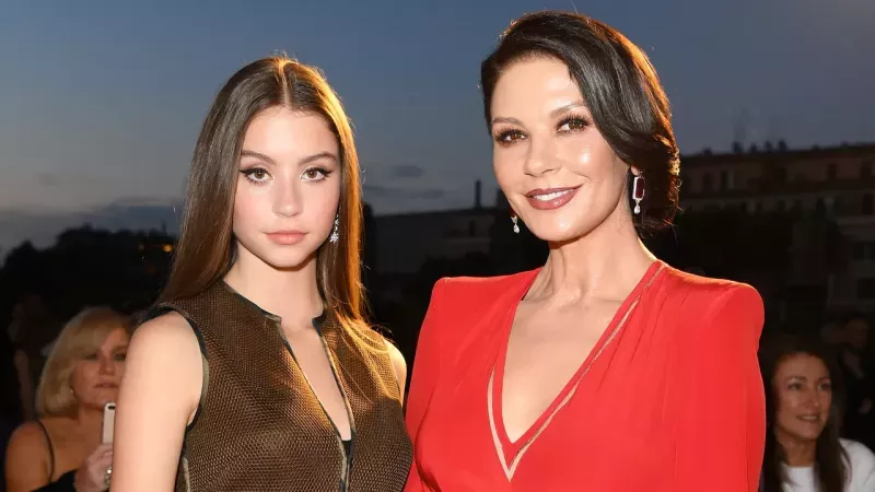 Ünlü oyuncu Catherine Zeta Jones açıkladı: Bembeyaz dişler için bunu yapıyormuş! Çilekle karıştırınca… 3