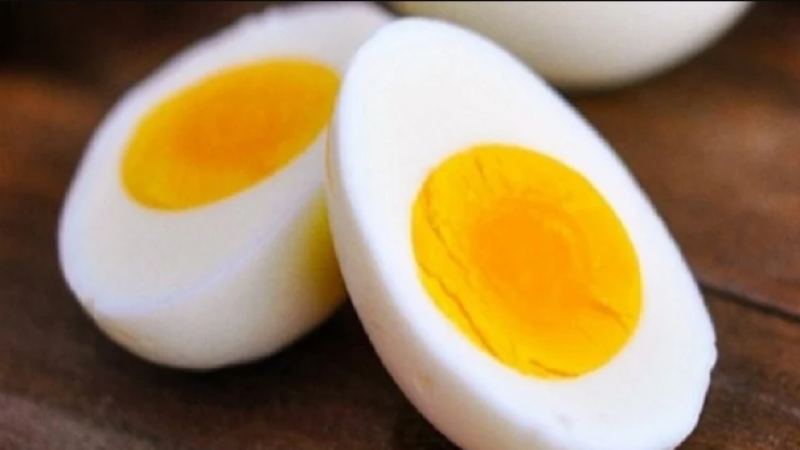 En az 1 adet tüketmek zorundayız: Haşlanmış yumurta tüketmiyorsanız büyük hata yapıyorsunuz! Haşlanmış yumurta tüketenler yaşlanınca... 2