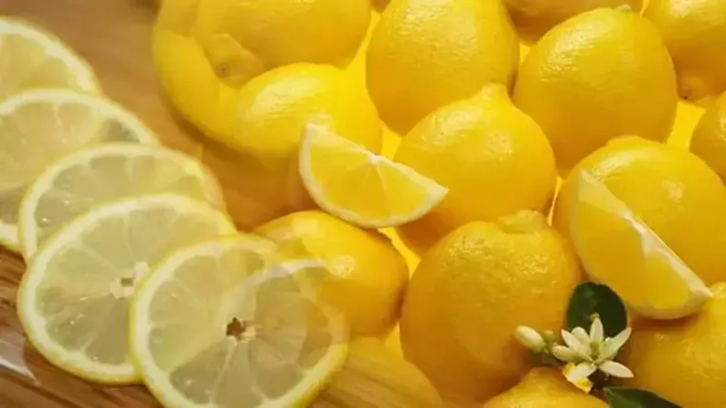 Limonu yanlış tüketiyormuşuz! C vitamini özelliği bu yöntemle açığa çıkıyor! Meğer kesildiğinde… 1