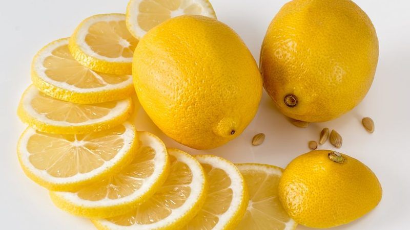 Limonu yanlış tüketiyormuşuz! C vitamini özelliği bu yöntemle açığa çıkıyor! Meğer kesildiğinde… 3