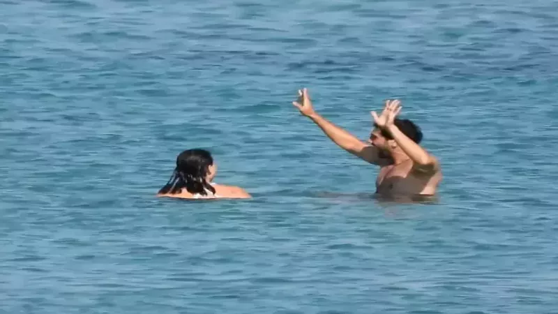 Kaan Urgancıoğlu denizde eşini bir an yalnız bırakmadı, yaptığı şovla bol bol güldürdü 4