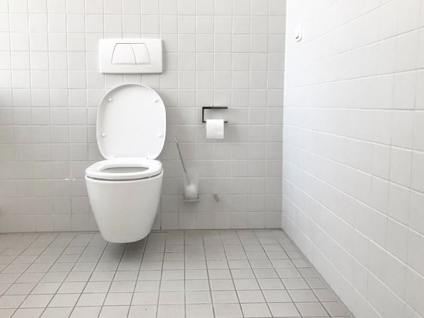 Tuvaletteki inatçı lekelere son! Sararmış tuvalet taşı ve klozetleri temizleme tekniği 1