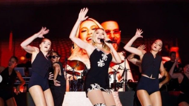 Hadise Azerbaycan konserinde derin göğüs dekolteli mini elbisesiyle mest etti! “Yine çok güzelsin” 1