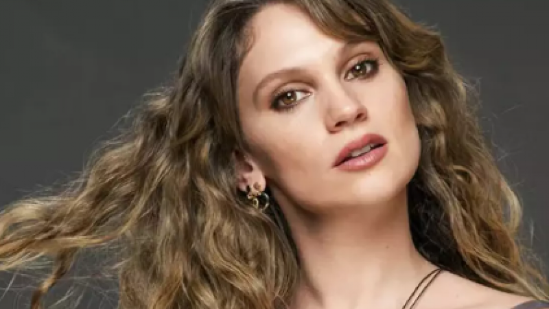 Düşük reyting gerekçesiyle yayından kaldırılmıştı: Farah Zeynep Abdullah ve Kıvanç Tatlıtuğ Venedik’ten ödüllerle döndü! 3