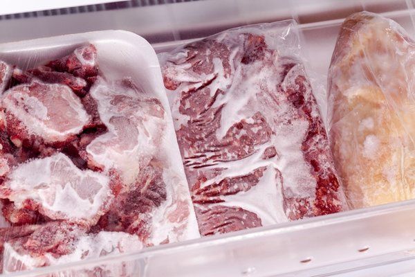 Dondurulmuş ürünleri saatlerce beklemeye son! Buzluktaki et bu yöntemle dakikalar içinde çözülüyor! Meğer saklarken… 1