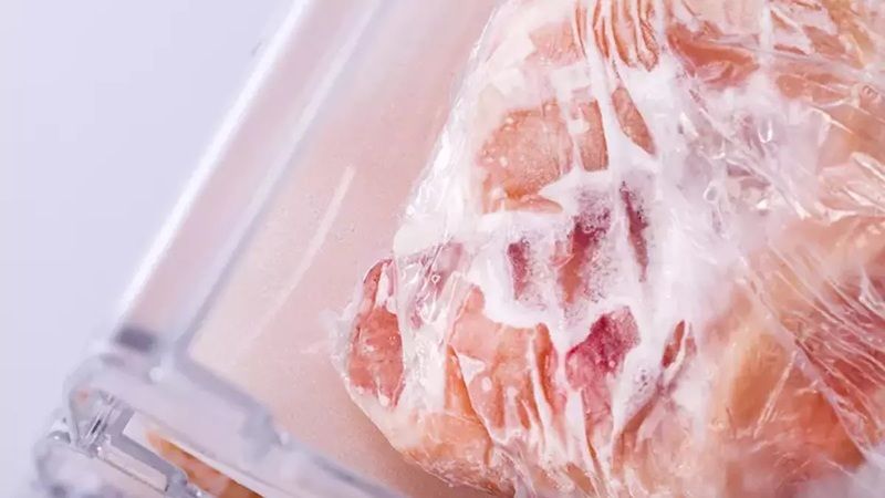 Dondurulmuş ürünleri saatlerce beklemeye son! Buzluktaki et bu yöntemle dakikalar içinde çözülüyor! Meğer saklarken… 2