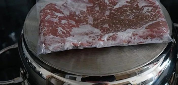 Dondurulmuş ürünleri saatlerce beklemeye son! Buzluktaki et bu yöntemle dakikalar içinde çözülüyor! Meğer saklarken… 4