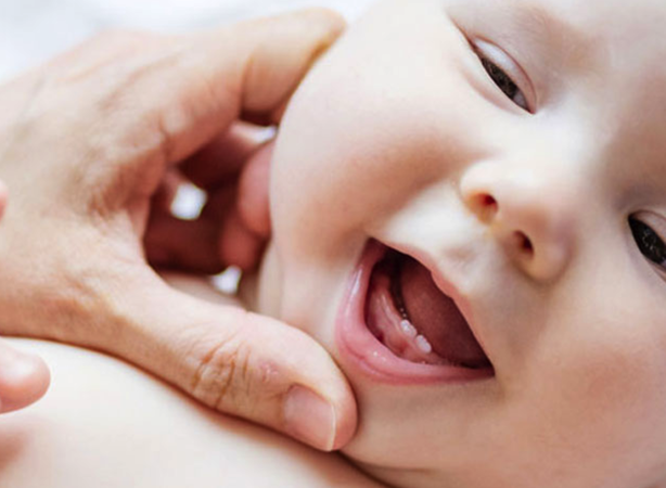 Bebeklerde diş çıkarma ağrısını hafifletmek için doğal yöntemler. Diş çıkarmak ağrıya neden olur mu? İpuçları ve pratik bilgiler. 2