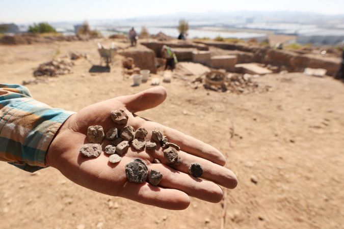 Gaziantep'teki Dülük Antik Kenti Bölgenin En Önemli Tarihi Kentlerinden Birisi... Son 3 yıldaki kazı çalışmalarında bulunan mühür baskısı 5 bine ulaştı. 1