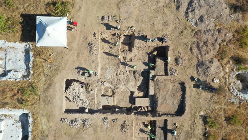 Gaziantep'teki Dülük Antik Kenti Bölgenin En Önemli Tarihi Kentlerinden Birisi... Son 3 yıldaki kazı çalışmalarında bulunan mühür baskısı 5 bine ulaştı. 5