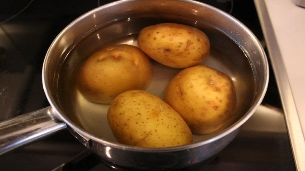 Patatesi asla böyle haşlamayın! Tüm besin değeri yok olup gidiyor…