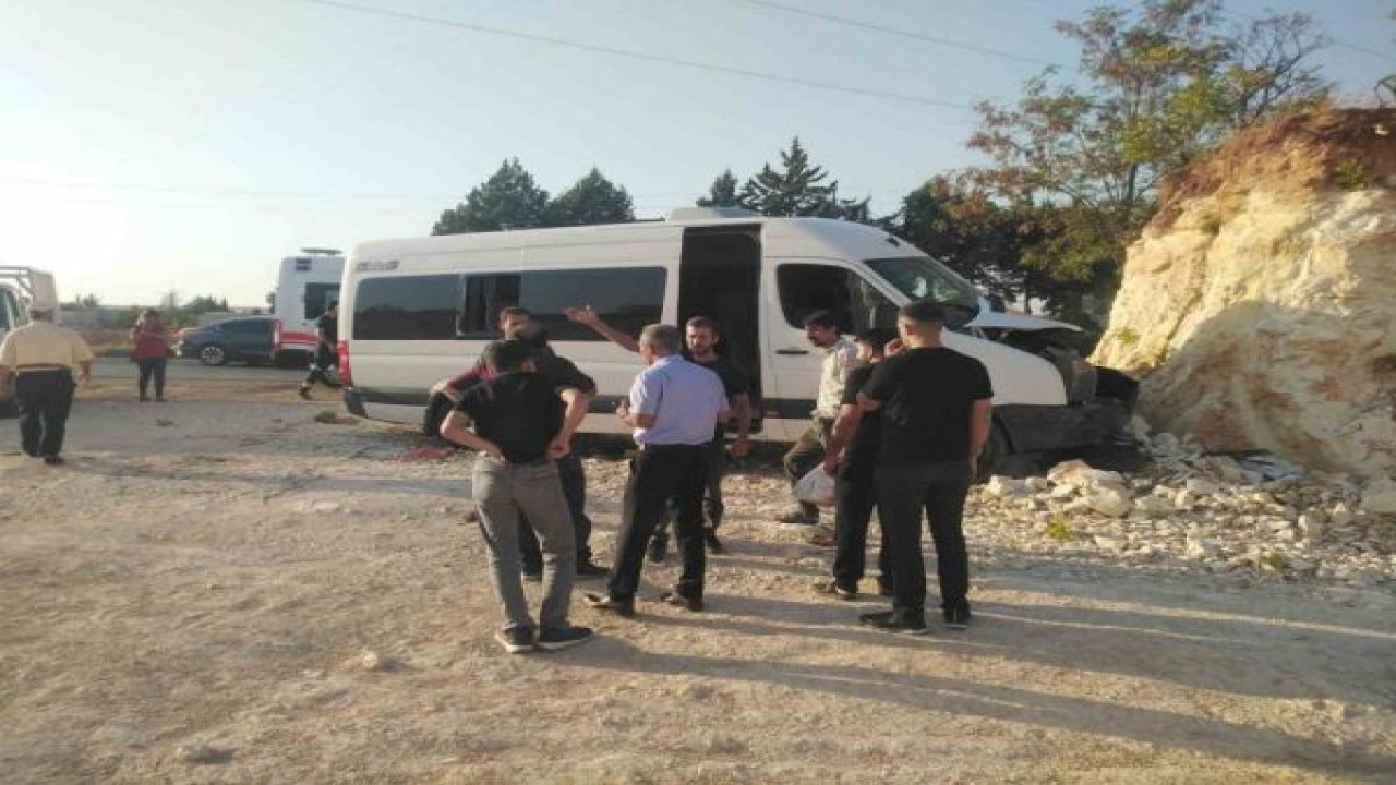 Gaziantep'te Yolcu Servisi Kazası! Tıra çarpmamak için manevra yapan yolcu servisi kayalık alana çarptı: 1 yaralı