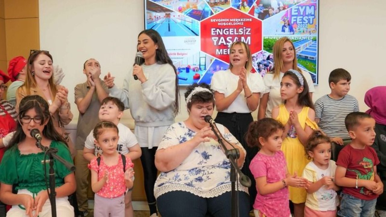 Sanatçı Elif Buse Doğan Engelsiz Yaşam Merkezi’nde mini konser verdi