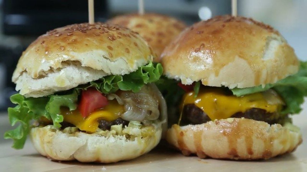 Sokakta Yediklerinizi Aratmayacak: Hamburger Köftesini Yoğururken İçine Bir Kaşık Eklemeniz Yeterli
