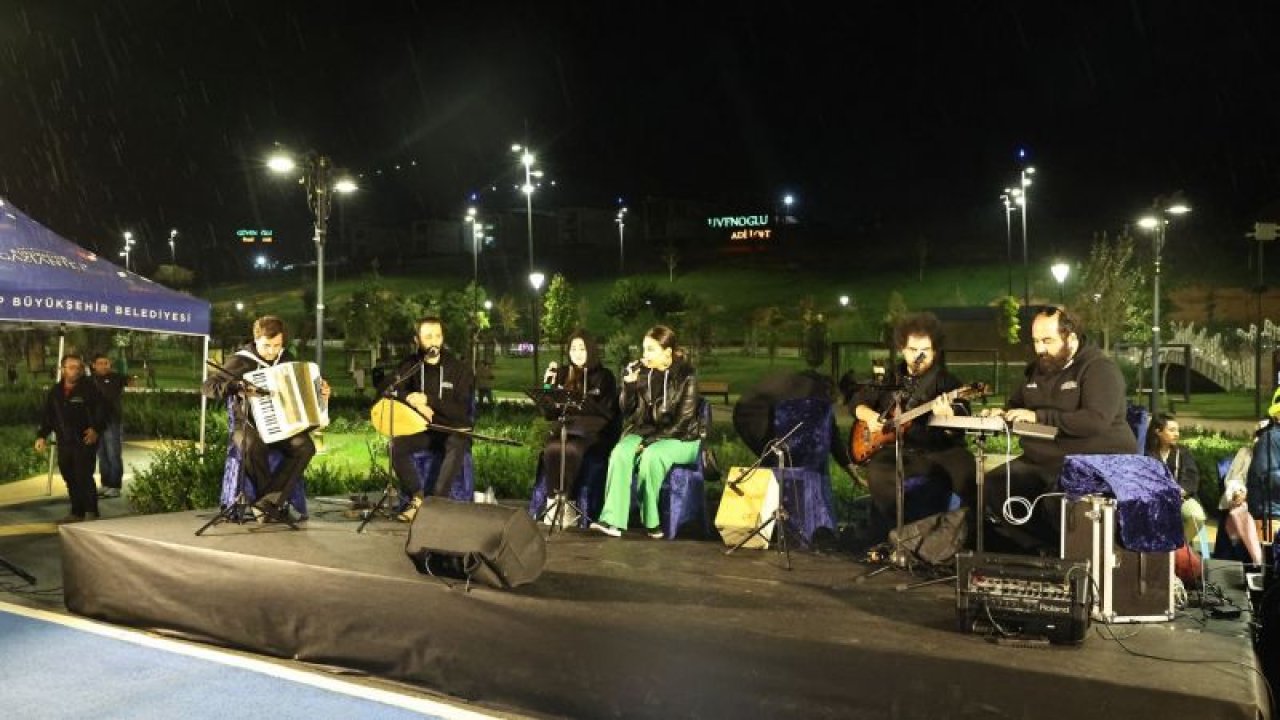 Büyükşehir Belediyesi tarafından hizmete açılan Galle Park’ta sonbahar şarkıları söylendi