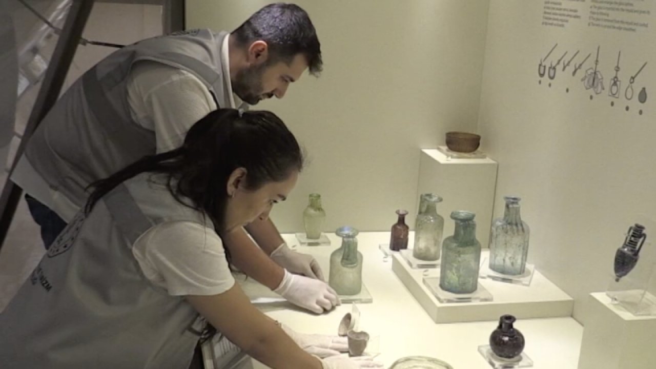 Gaziantep Arkeoloji Müzesi'ndeki cam eserler deprem riskine karşı özel jelle sabitleniyor