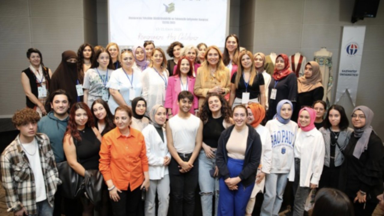 Moda tasarımcısı Dilek Hanif Gaziantep Üniversitesi'nde öğrencilerle bir araya geldi